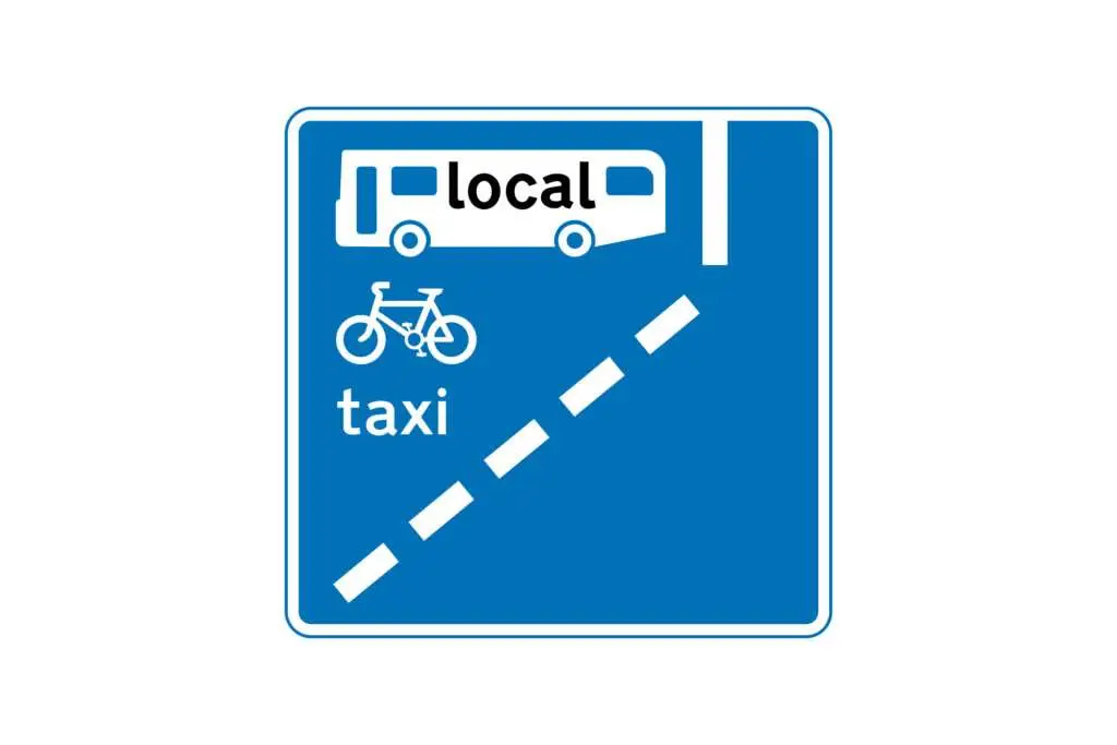 A nearside bus lane is the standard setup you’ll see across the UK. It runs along the left-hand side of the road, right next to the kerb and pavement.
Why is it on the left? Simple: that’s where bus stops are. This makes it easy for buses to pull in, pick up passengers, and move off again without weaving through general traffic.
